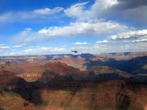 Un elicottero sorvola il Canyon