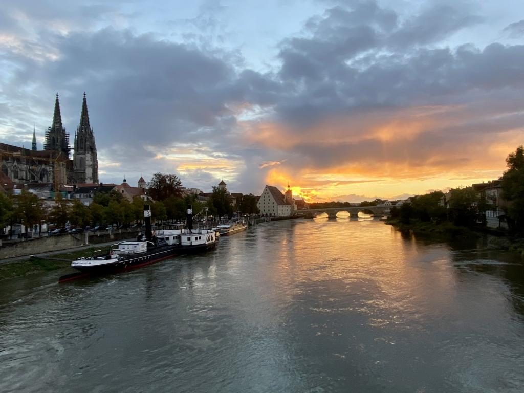 Ratisbona al tramonto, il Duomo e il Ponte di Pietra | © RTG / Hazel Davidson